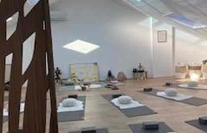 YIN YOGA CLASS IN FRENCH studio CANNES - by YOGA FLOW CANNES 