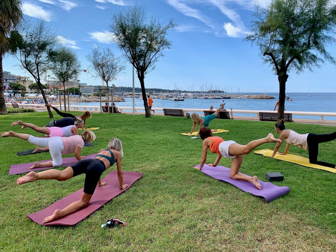 yoga class in group with carole glasman - garden in front of bijou plage
				in CANNES