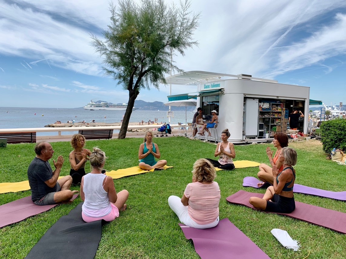YOGA CLASS IN GROUP WITH CAROLE GLASMAN - GARDEN IN FRONT OF BIJOU PLAGE