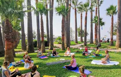 YOGA CLASS IN GROUP WITH CAROLE GLASMAN - GARDEN IN FRONT OF BIJOU PLAGE