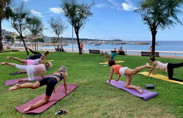 yoga class in group with carole glasman - garden in front of bijou plage
				in CANNES