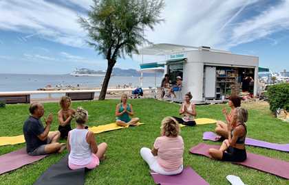 YOGA CLASS IN GROUP WITH CAROLE GLASMAN - GARDEN IN FRONT OF BIJOU PLAGE
