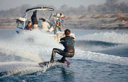 WATER SKI OR WAKEBOARD - DISCOVER A WATER SLIDING SPORT ACCESSIBLE TO ALL!
