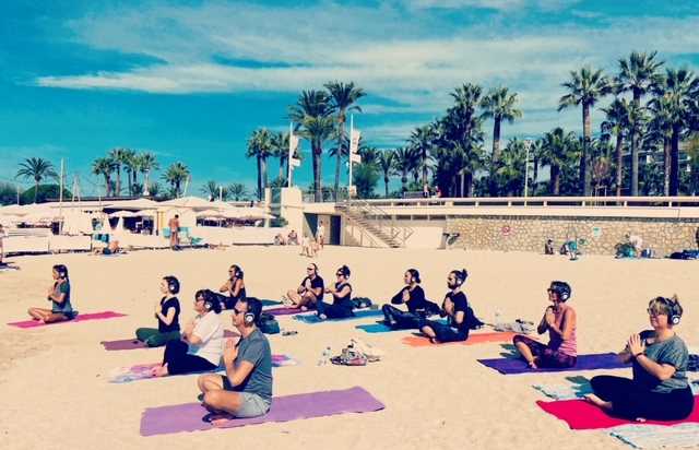 connected waterfront yoga class in french by yoga flow cannes
				in CANNES